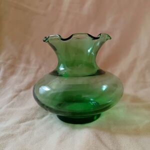 Vintage Anchor Hocking green small ruffled vase (060224C)